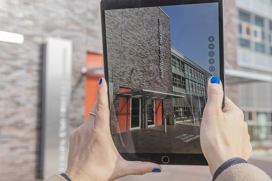 Fotografieren des Auditorium Maximum mit einem Tablet Fotografieren des Auditorium Maximum mit einem Tablet