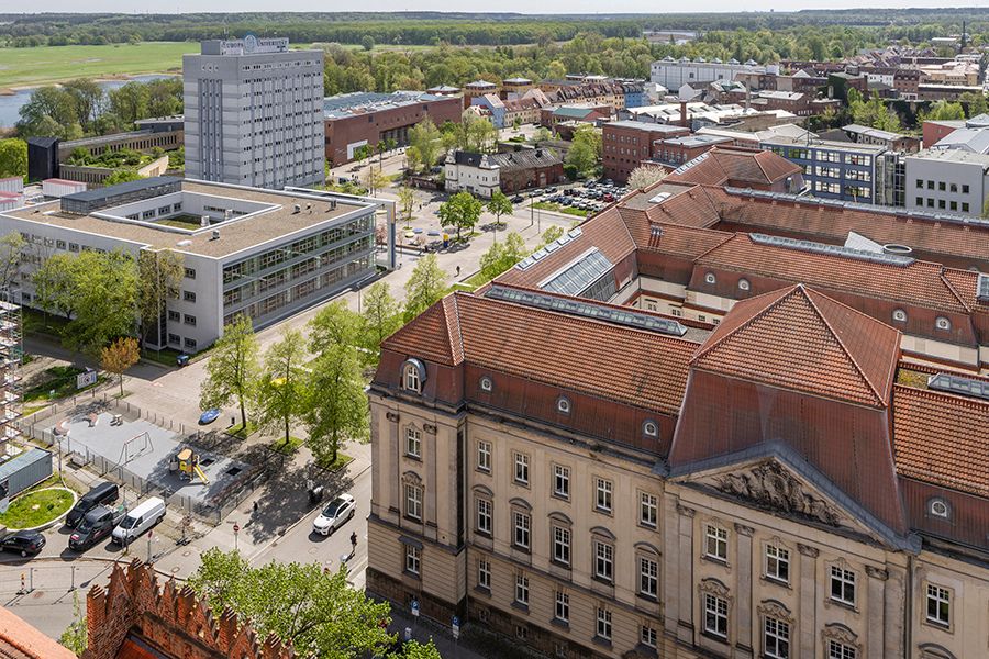 Viadrina Hauptgebäude und Campusplatz von oben