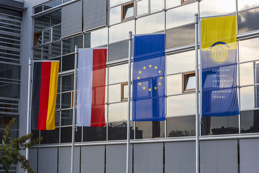 Deutschland-, Polen, Europa- und Viadrinaflagge vor dem Viadrina Auditorium Maximum