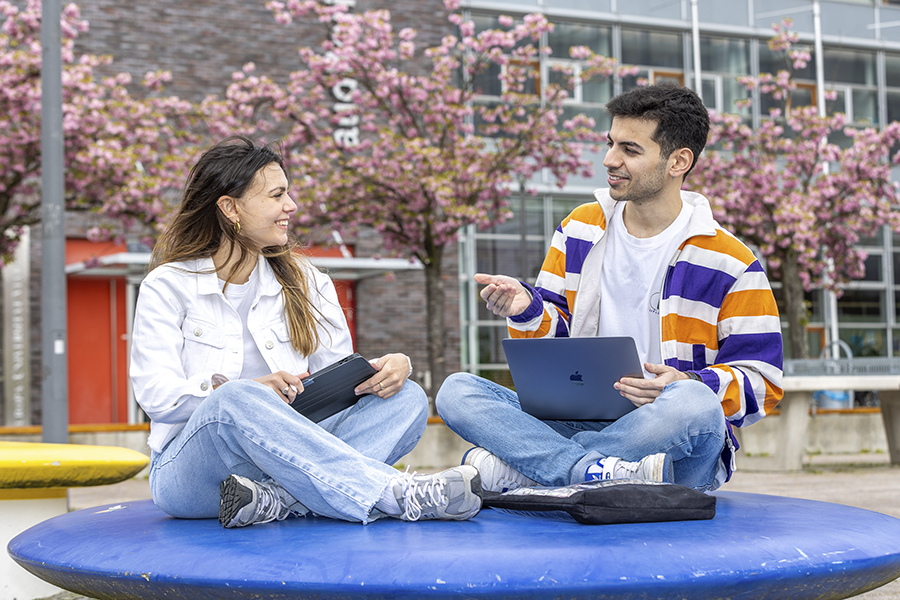 Studierende auf dem Viadrina-Campus