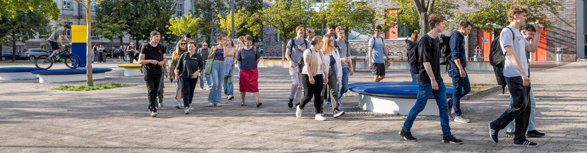 Kick-off 2024 Campusführung, Studierende laufen über den Campusplatz