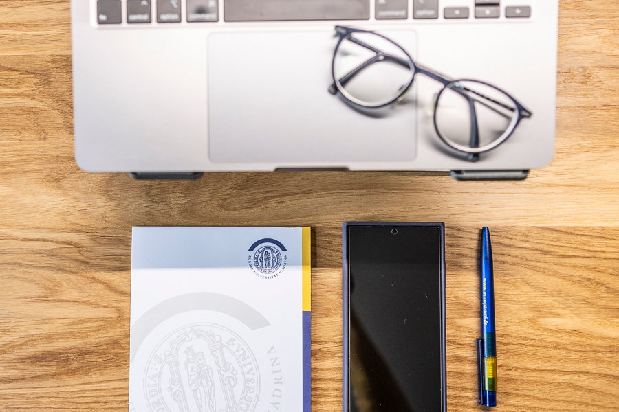 Brille auf dem Laptop, Notebook, Handy, Stift von oben