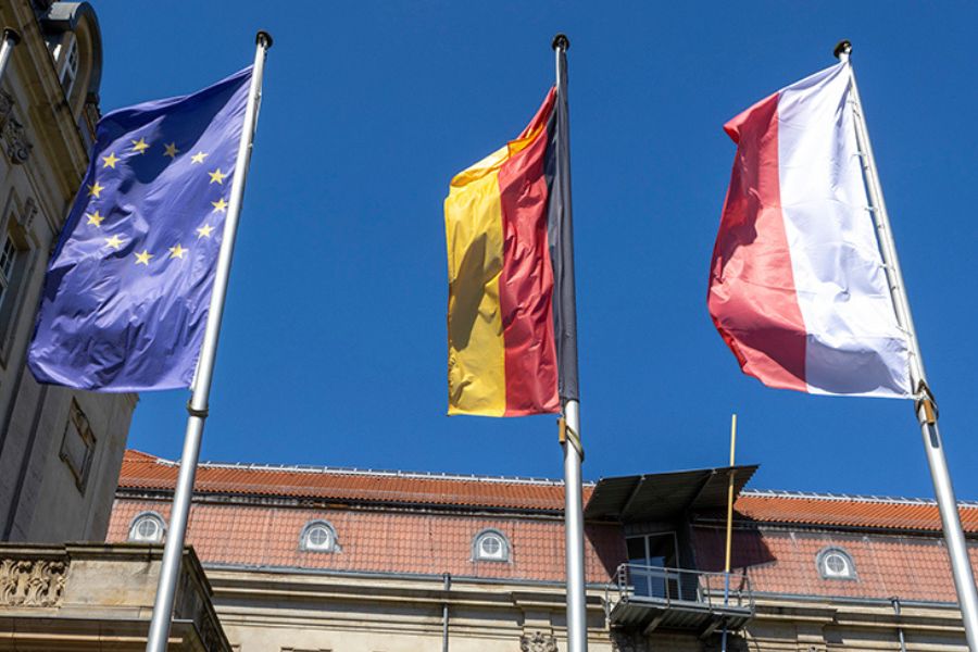 Deutsche, polnische und europäische Flagge im Ehrenhof