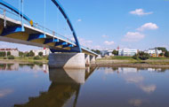 Blick über die Oder: vorn die Uferpromenade, links die Brücke, am gegenüberliegenden Ufer das Collegium Polonicum (Foto Heide Fest, Pressestelle) ©Heide Fest