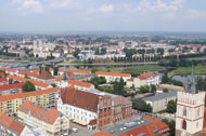 Das Zentrum Frankfurt (Oder) von oben, Blick vom Oderturm Richting Slubice, vorn der zentrale Platz (Parkplatz), in der Mitte die Marienkirche, links daneben das Rathaus, hinten quer die Oder mit Brücke und Slubice ©Pressestelle Heide Fest