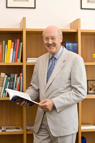 Gunter Pleuger, Präsident der Europa-Universität Viadrina, in seinem Büro ©Pressestelle Heide Fest