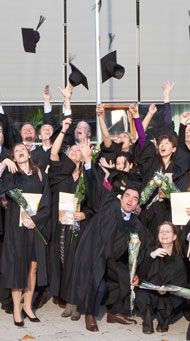 Studenten nach ihrem Abschluß in Roben ©Heide Fest