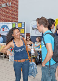 Studenten auf einer Treppe direkt von oben gesehen ©Heide Fest