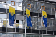 Uni-Gebäude Auditorium Maximum mit Fahnen Siftung Europa-Universität Viadrina (Foto Heide Fest, Pressestelle)