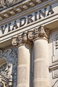 Hauptgebäude der Universität: Haupteingang mit seinem Portal (Foto Heide Fest, Pressestelle) ©Heide Fest