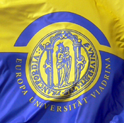 Universitätssiegel auf gelb-blauer Fahne
